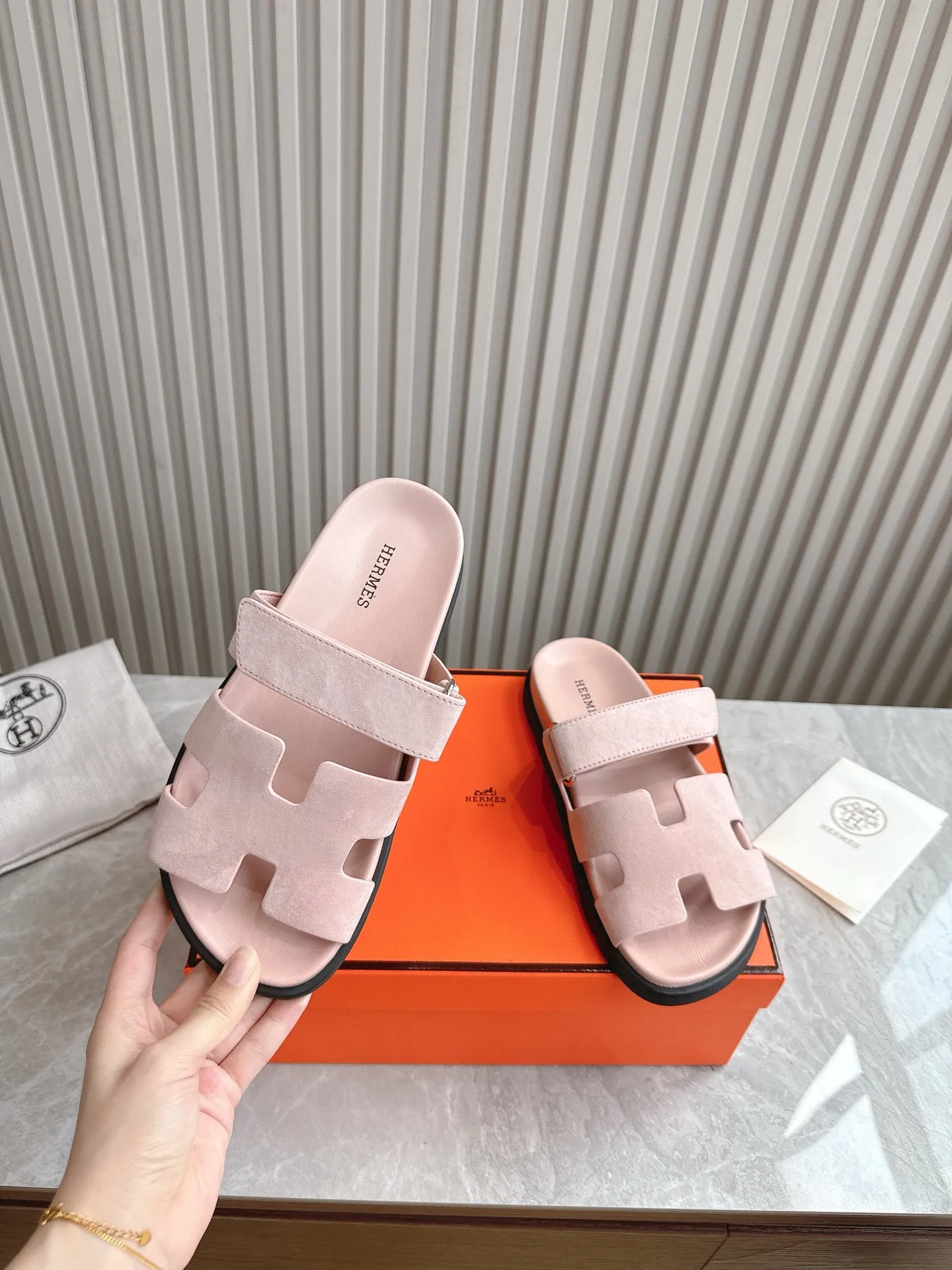 p480🐮🐮Couple model (top version) H family 2024 spring and summer new style HERMES Hermes' recently popular couple model pig nose angle sandals and slippers, paired with various colorful socks, popular. Upper: imported original deerskin (the genuine leather edging is not ordinary super migration). Lining: imported genuine leather. Outsole: Tpu non-slip and wear-resistant outsole. Size: Female 35-42 (40/42 non-returnable and non-exchangeable) Male size: 39-45 (45 non-refundable and non-exchangeable)